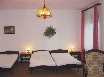 Others 2, Hotel Excellent, Praha 8
