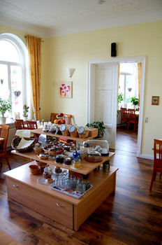 Others 2, The Avalon Hotel, Schwerin