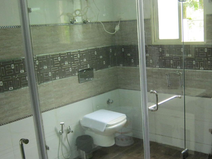 Bathroom 5, Royal Court, Nainital
