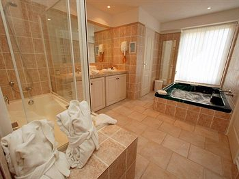 Bathroom 4, Le Mas Bellevue, Var
