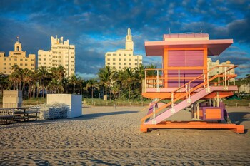 Beach 4, BEST DEAL! 2BR Modern Beachfront Ocean Drive WiFi, Miami-Dade