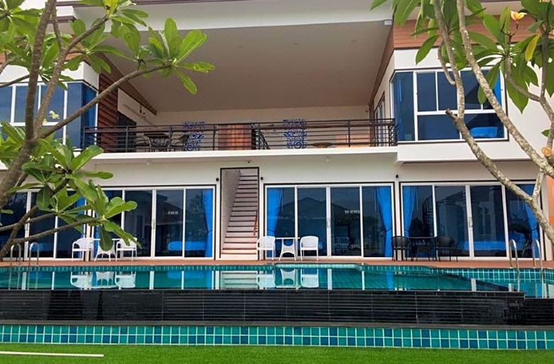 Exterior & Views