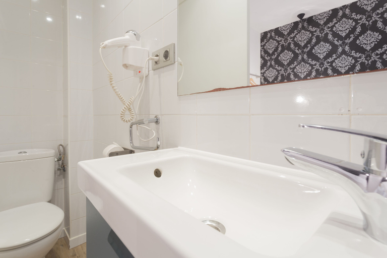 Bathroom, SSG Liceu Apartments, Barcelona