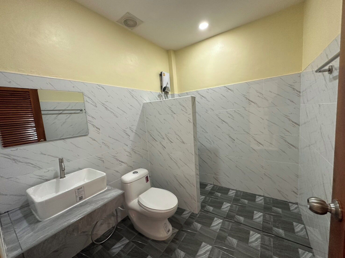 Bathroom, Patcharee Resort, Phuket Island