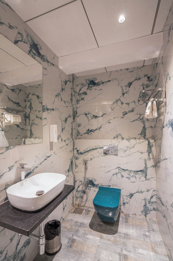 Bathroom 5, Mosaic Go Star Grand, Thane