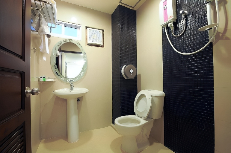 Bathroom 4, Royal Express Inn Sukhumvit Bangkok, Khlong Toey