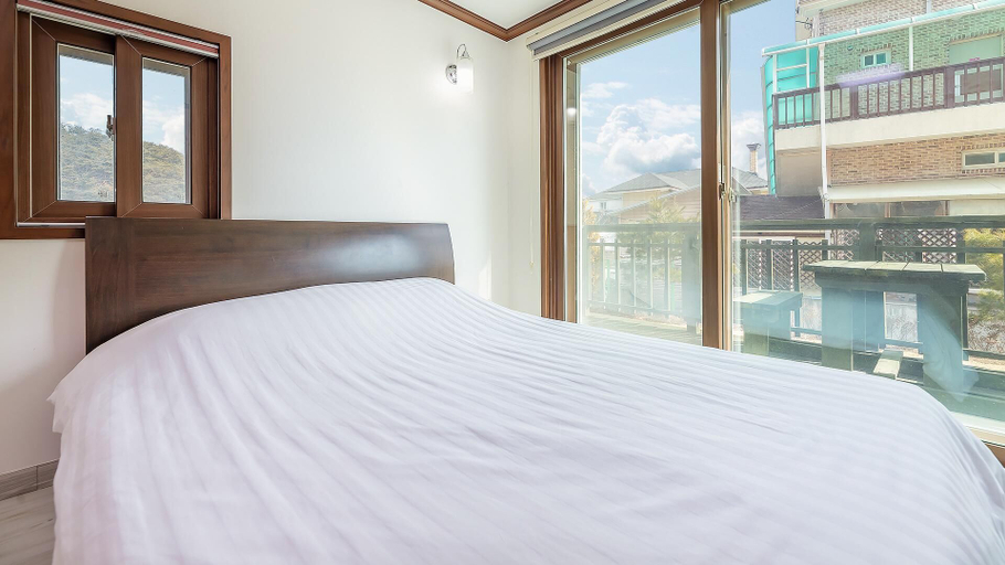 Bedroom 3, Gangneung Haewadal Pension, Gangneung
