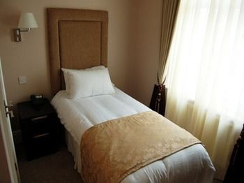 Others 5, Devonshire Hotel, London