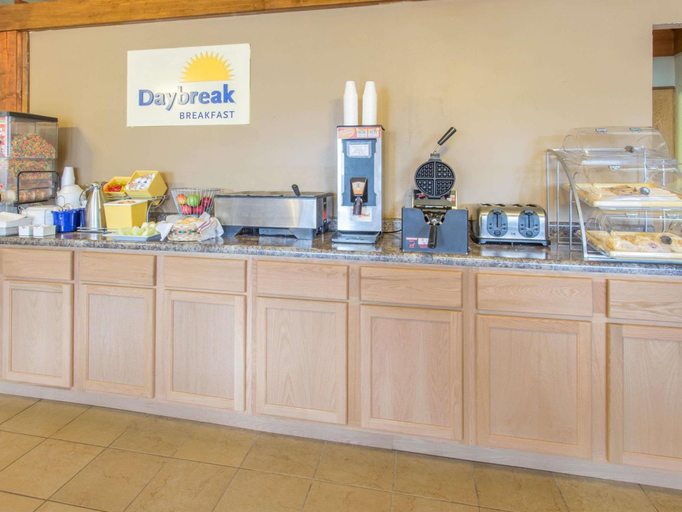 Food & Drinks 3, Days Inn by Wyndham Sheboygan/The Falls, Sheboygan