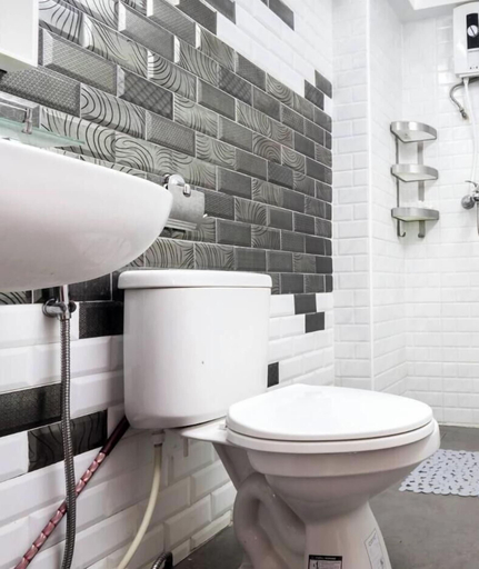 Bathroom 2, Family Hub at Pratunum, Ratchathewi