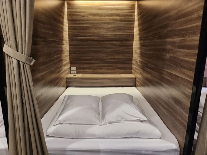 Bedroom 5, Fellows House, Khlong San