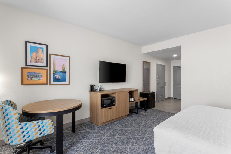 Bedroom 3, Hampton Inn & Suites Chicago Deer Park, Cook