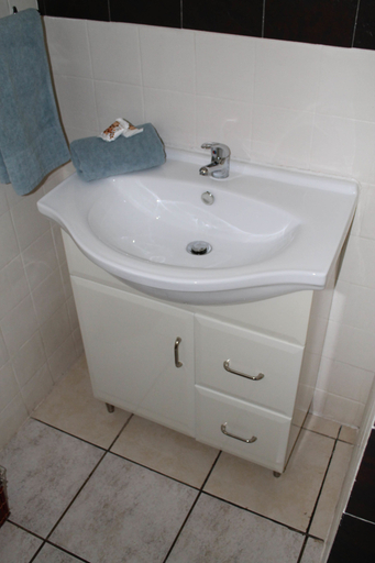 Bathroom 4, Lincoln Cottages, Umgungundlovu