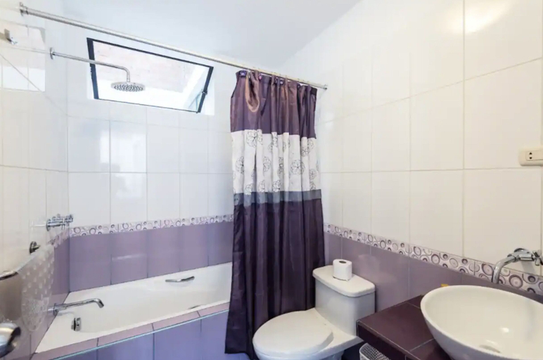Bathroom, InkaHuset Airport, Callao