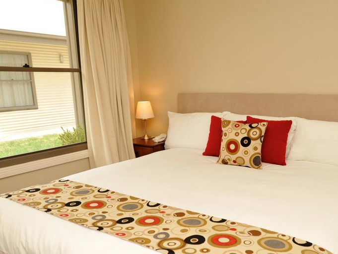 Bedroom 2, Millthorpe Motel, Blayney