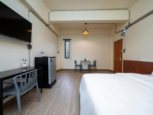 Others 3, Moonlight Cafe and Hotel, Tha Sala