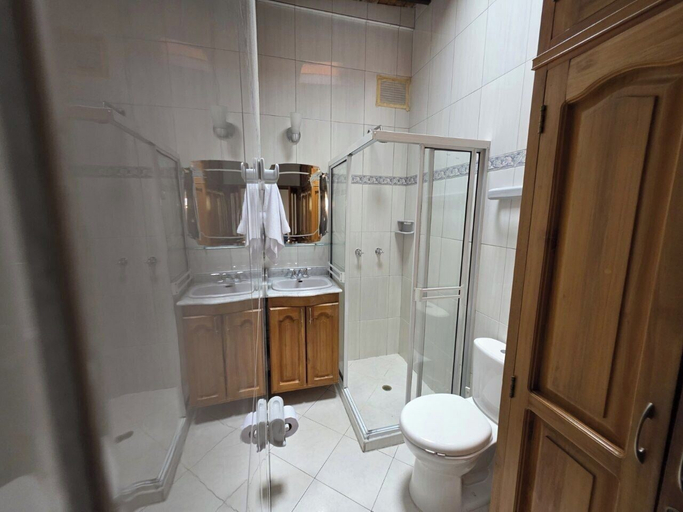 Bathroom 5, Casa Hotel Realeza del Estádio, Medellín