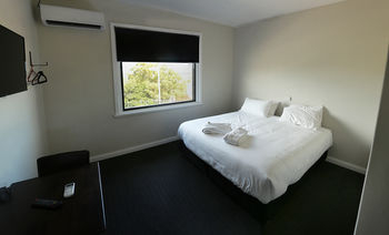 Others 4, Gunyah Hotel, Lake Macquarie - East