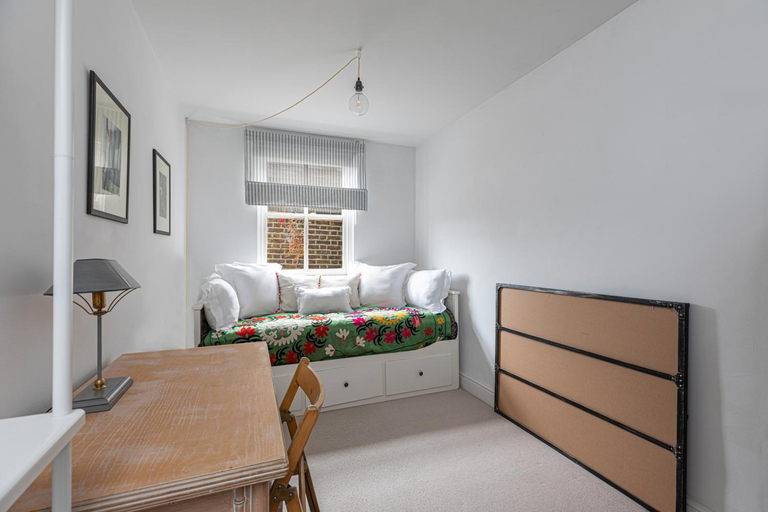 Others 3, Stylish 2-bed flat with terrace near Battersea Park, London