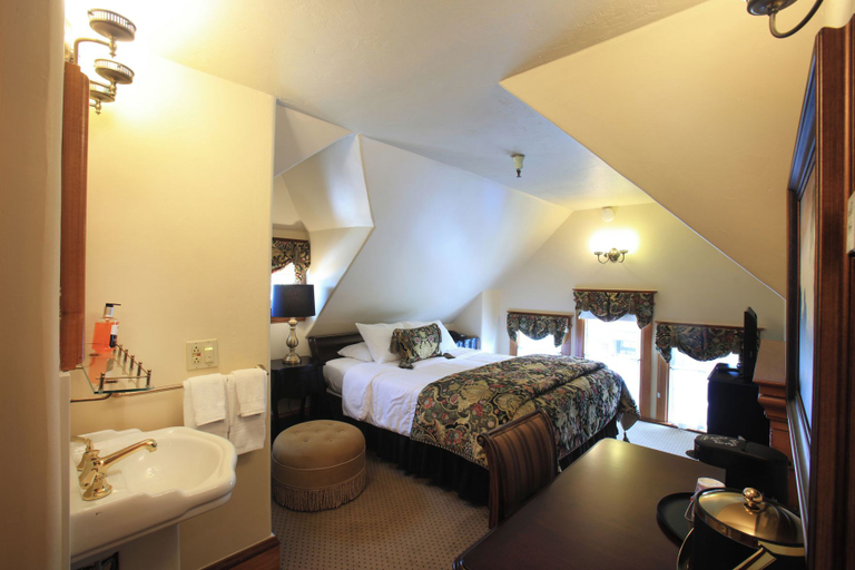 Bedroom 3, The Charles Pacific Grove - Artfully Designed Inclusive Inn, Monterey