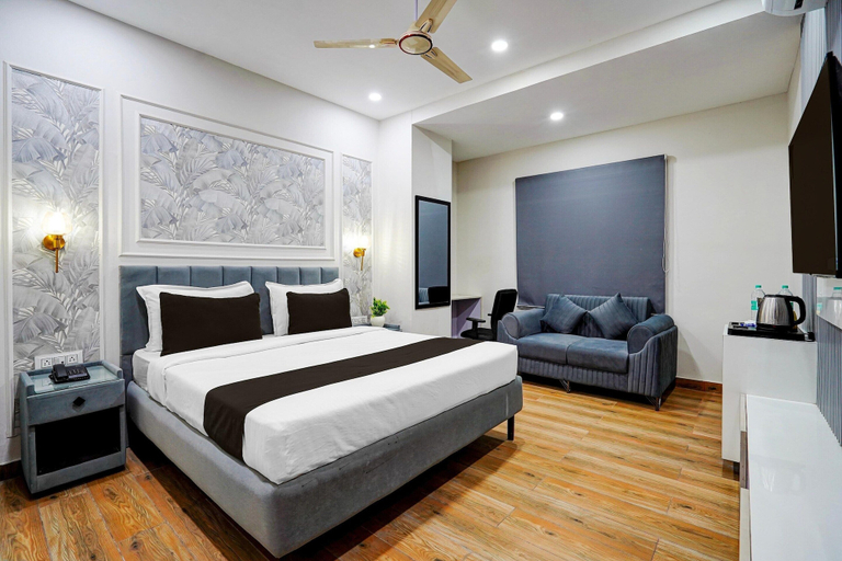 Room 3, Townhouse Oak Sector 18 Metro Station, Gautam Buddha Nagar