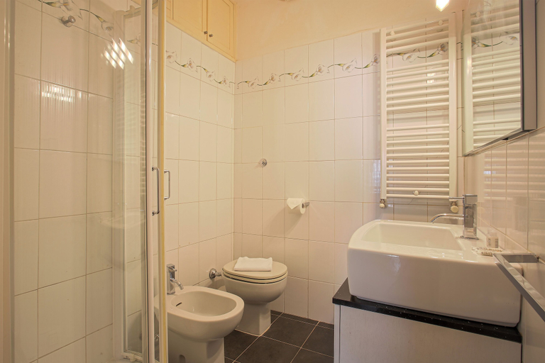 Bathroom 4, Giorgio Ponte Vecchio Apartment, Florence