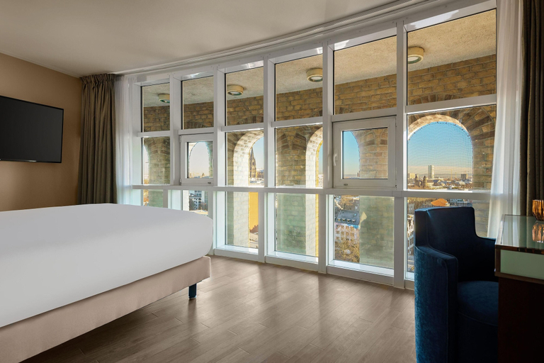 Bedroom 5, Wasserturm Hotel Cologne, Curio Collection by Hilton, Köln