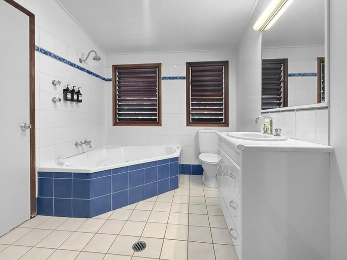 Bathroom, Cassawong Cottages, Cardwell