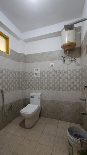 Bathroom, The Pine View, Kullu