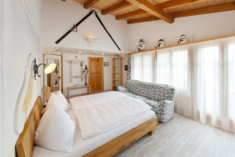 Bedroom 4, Hotel Walliserhof, Visp