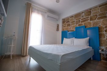 Others 3, Menendi Otel, Foça