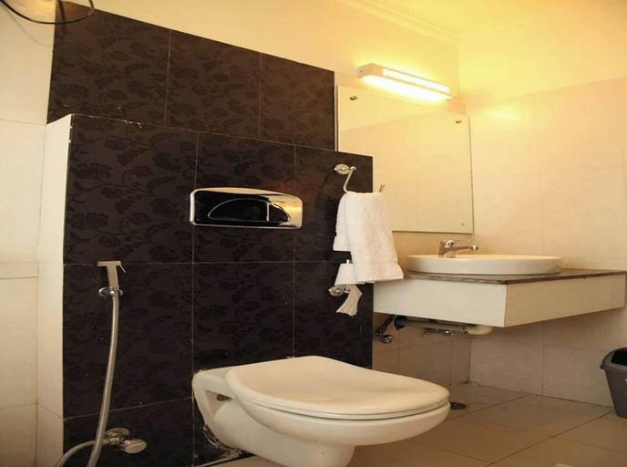 Bathroom, Hotel Kaler Hotel And Resort Bhimtal, Nainital