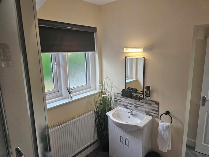 Bathroom 3, Tudor Lodge Hotel, Nottingham