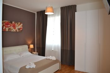 Others 2, 4 Star Family & Friends Apt - Self Check-in, Bologna