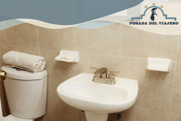 Bathroom, Posada del Viajero, Río Blanco