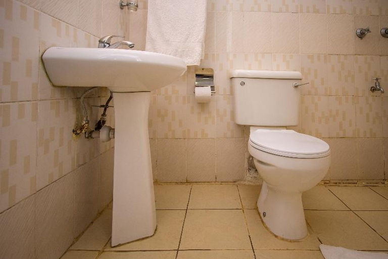 Bathroom, Meru Paramount Hotel, North Imenti