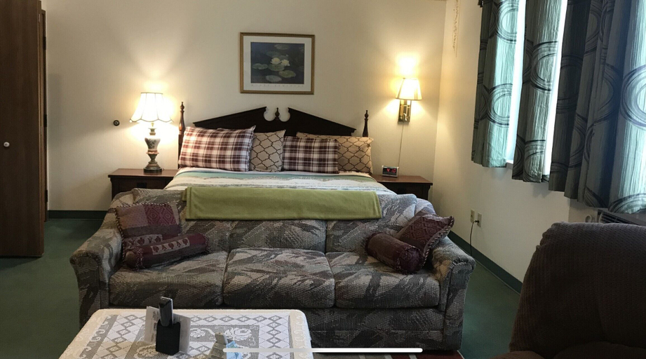 Bedroom 2, Country Lodge inn, Fillmore