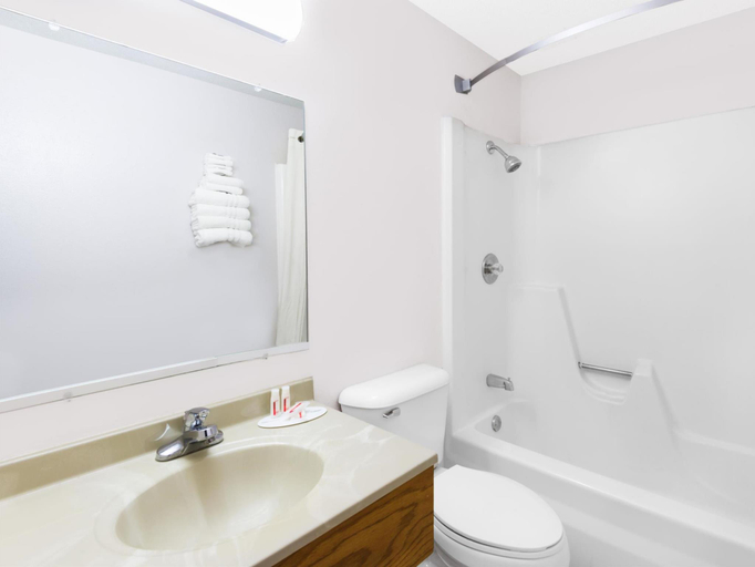 Bathroom 4, Super 8 By Wyndham Algona, Kossuth