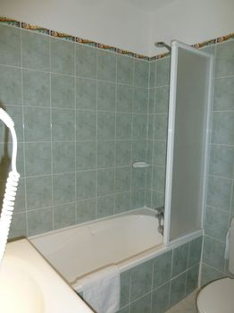 Bathroom 2, Hotel Restaurant Le Commerce, Bouches-du-Rhône
