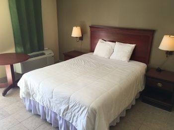 Guestroom 2, Murphy Motel, Cherokee
