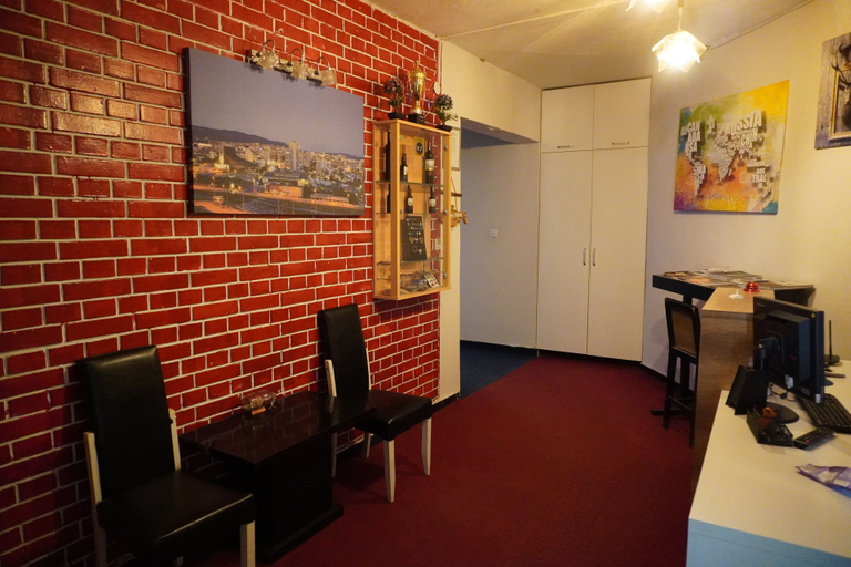 Food & Drinks, Moon Hostel, Priština