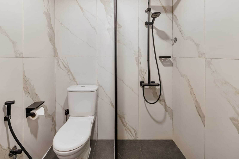 Bathroom 5, Regency Inn, Bausher