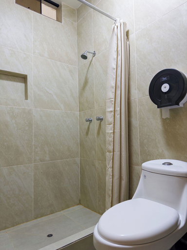 Bathroom 2, Hotel D'Angeles, Paita