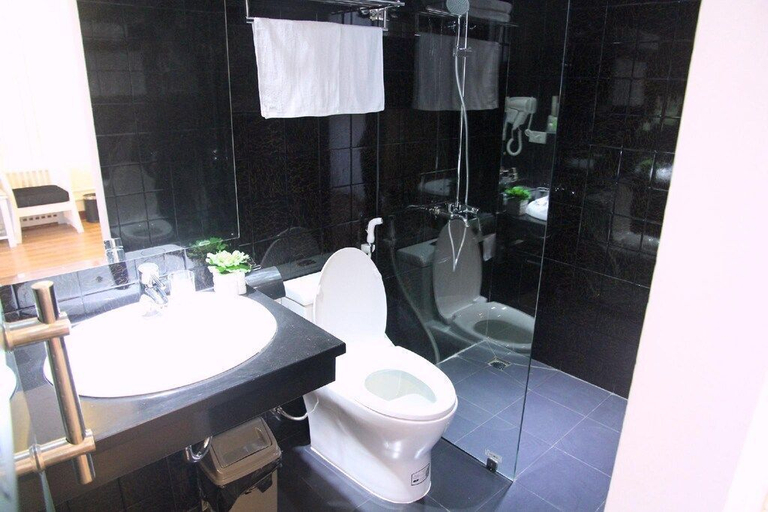 Bathroom, Lotus Hotel Van Phuc - by BayLuxury, Hà Đông