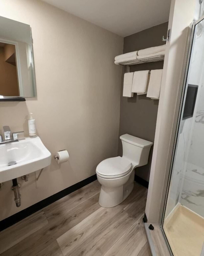 Bathroom 4, Star Inn & Suites, Cook