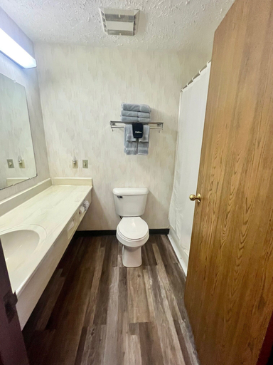 Bathroom 4, Cedarville Hotel, Mackinac