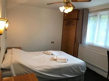 3, Woodcock Inn, Surrey