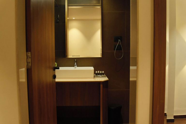 Bathroom 4, Sunstone Suites, Ratnagiri