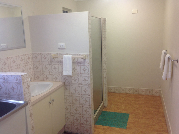 Bathroom 3, The Clifton Motel Bunbury, Bunbury