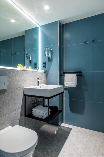Bathroom 5, Hilton Garden Inn Mannheim, Mannheim